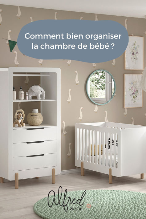 Photo d'une femme enceinte de côté habillée en rose. Logo Alfred&Cie en haut. Texte "Comment bien organiser la chambre de bébé ?". Diy Table A Langer Bebe, Baby Bed Time Routine, Massage Bebe