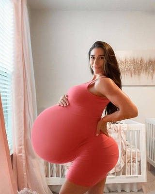 Pregnant Belly Huge, Huge Pregnant, Vintage Maternity Clothes, Pregnant Celebrity, Cute Maternity Style, Big Pregnant, Anime Pregnant, Pregnancy Belly Photos, Preggo Fashion