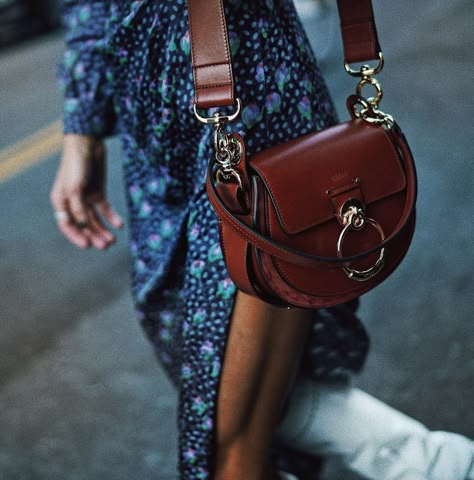 Chloe Bag Outfit, Chloe Tess Bag, Chloe Tess, Crossbody Bag Outfit, Purse Outfit, Best Crossbody Bags, It Bag, Chloe Purses, Stylish Handbags