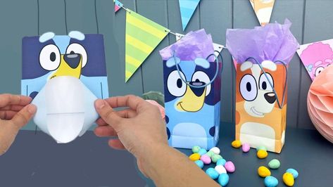 Bluey party: Printable party bags - CBeebies Bluey Printables, Bingo Free Printable, Frozen Games, Bingo Party, Bucket Ideas, Bluey Party, Labs Art, Treat Bucket, Bluey And Bingo