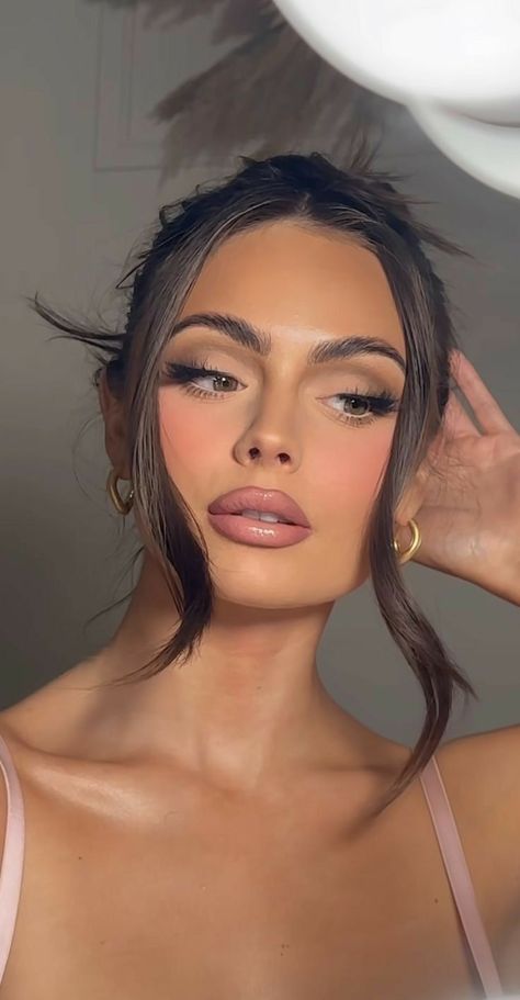 Cool Tone Eye Makeup Looks, Smoked Out Brown Liner, Round Face Wedding Makeup, Spring Makeup 2024, Brown Smokey Eye Glam, Cool Tone Eyeshadow Looks, Snatched Makeup Looks, Cool Tone Eye Makeup, Sultry Makeup Looks Brown Eyes