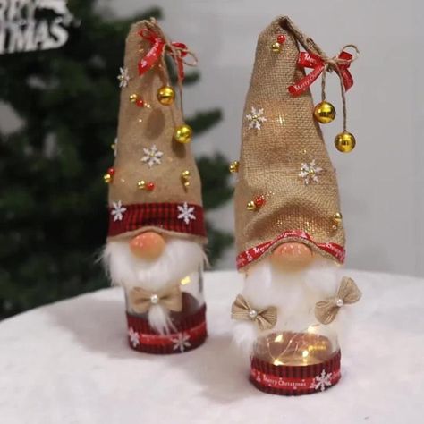 Wine Bottle Gnomes Diy How To Make, Wine Bottle Gnome, Diy Christmas Napkins, Bazar Ideas, Winter Wreath Diy, Terra Cotta Pot Crafts, Pot Crafts, Christmas Wine Bottles, Winter Decorations