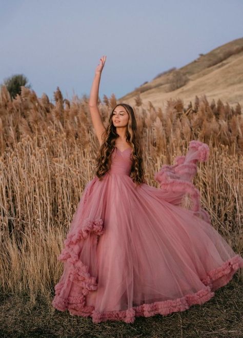 Ball Gown Poses, Fancy Dress Photoshoot, Ball Gown Photoshoot, Quince Photoshoot Ideas, Formal Photos, Grad Poses, Matric Farewell, Fairytale Photoshoot, Just Girl