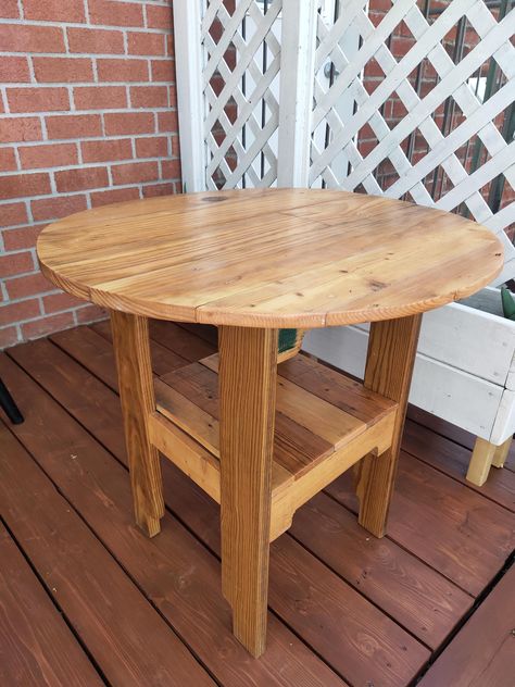 Small Round Table for Two. More pictures and description in the comment Round Pallet Table, Round Pallet Coffee Table, Maria Kondo, Wooden Table Diy, Palette Table, Round Outdoor Table, Small Round Table, Diy Pallets, Diy Outdoor Table