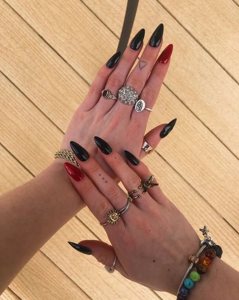 Nail Inspo Nail Art, Red Almond, Nail Polish Ideas, Almond Press On Nails, Summer Nail Polish, Beauty Hacks Nails, Black Acrylic Nails, Red Acrylic Nails, Edgy Nails