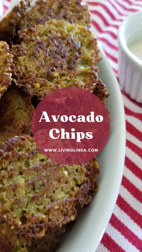 Perfect for snacking, these crispy baked avocado chips taste like guacamole in chip form. They're also low carb and gluten-free. Paleo Chips, Avocado Chips, Avocado Recipes Healthy, Baked Avocado, Avocado Recipes, Recipes Healthy, Guacamole, Cooking And Baking, Avocado