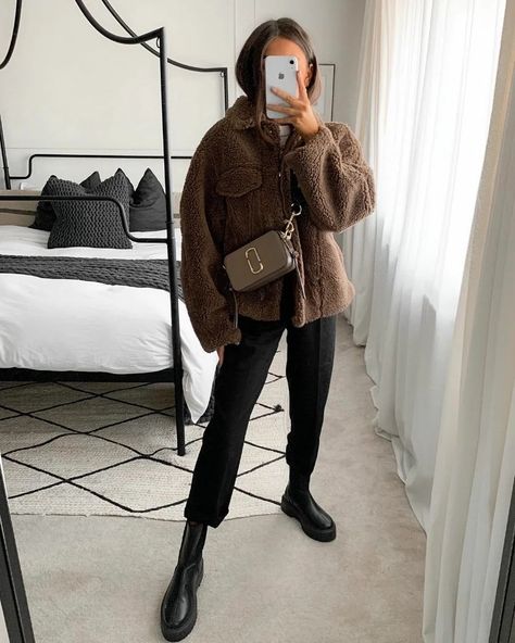 Sherpa Jacket Outfit, Warm Winter Outfit, Day Drinking Outfit, Cold Day Outfits, Drinks Outfits, Winter Outfits Ideas, Perfect Winter Outfit, Cold Fashion, Sassy Outfit