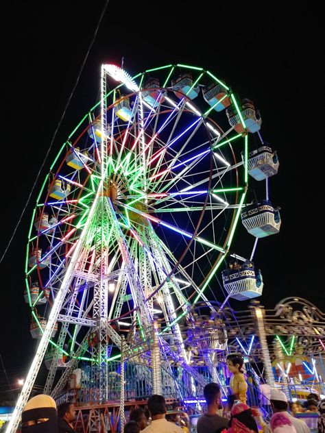 Marriage Pic, Wheel Aesthetic, Giant Wheel, Aesthetic Photo, Galaxy Wallpaper, Summer Aesthetic, Aesthetic Wallpapers, Bucket List, Places To Visit