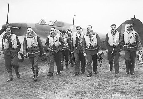 Real heroes - The Kosciuszko Squadron. British Aircraft, The Blitz, Battle Of Britain, Fighter Pilot, Royal Air Force, Military History, Pilots, Air Force, Indonesia