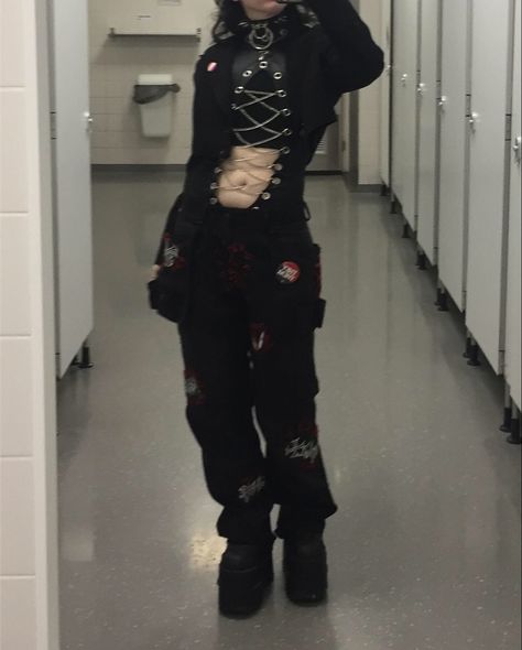 Goth Nonbinary Fashion, Nonbinary Alt Fashion, Androgynous Goth Fashion, Nonbinary Clothes, Trans Goth, Nonbinary Outfits, Goth Punk Outfits, Goth Concert, Nonbinary Aesthetic