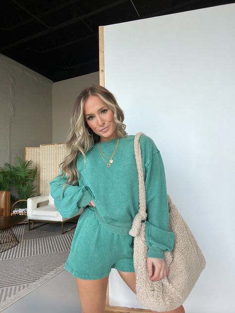 Kelly Girl Lounge Set Green Matching Lounge Set Outfit, Matching Set Outfit Two Pieces, Lounge Outfit Aesthetic, Lounge Wear Winter, Lounge Wear Ideas, Lounge Set Outfit, Cute Loungewear Sets, Summer Lounge Wear, Lounge Wear Outfit