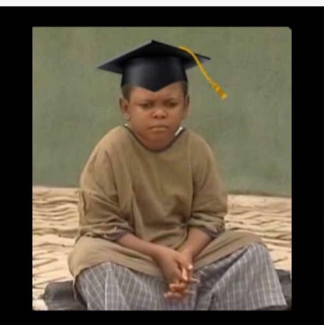 Me waiting for my graduation knowing damn well that I can’t even pass an exam Funny Graduation Pictures, Graduation Meme, Graduation Cartoon, Graduation Images, Funny Vintage Photos, Graduation Poses, Graduation Picture Poses, Graduation Funny, Reaction Face