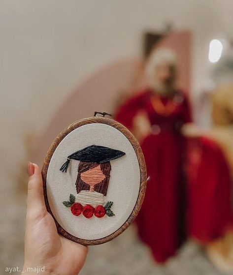 Graduation Embroidery, Unique Graduation Invitations, Embroidery Hoop Art Diy, Miniature Embroidery, Graduation Cap Designs, Embroidery Tshirt, Cap Patterns, Hand Embroidery Tutorial, Handmade Embroidery Designs