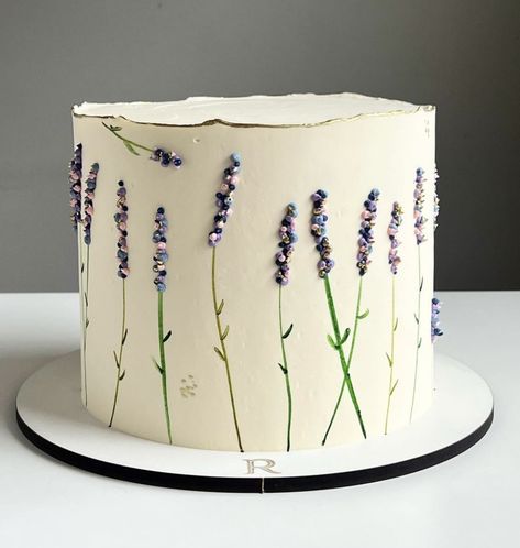 Plant Cake Ideas Minimalist, Plant Cake Design, Lavender Flower Cake Design, Cake With Lavender, Flower Cake Design, Lavender Wedding Cake, Edible Flowers Cake, Lavender Cake, Classic Wedding Cake