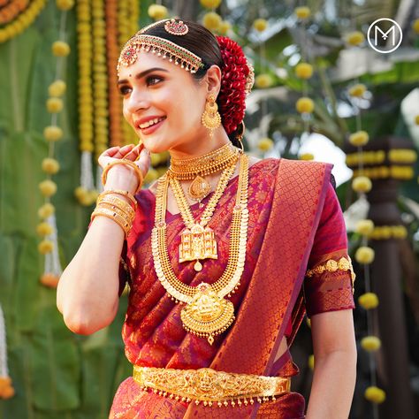 She glows with effervescence, captivating hearts both near and far. On her special day, she outshines the sun — a bride so stunning, her beauty second to none. #BridesOfIndia #MalabarGoldAndDiamonds #ShowTheWay #IndianBrides #BridalJewellery#GoldJewellery Tamilian Bride, Malabar Jewellery, Antique Haram, Brand Shoots, South Indian Bridal Jewellery, Marriage Ideas, Wedding Jewelry Sets Bridal Jewellery, Indian Accessories, Engagement Photography Poses