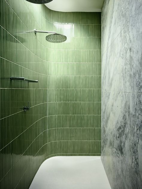 curved shower with statement green tiles and marble slab Enclosed Showers Walk In, Nz House, Design Interior Baie, Unique Bathroom Design, Australian Interior Design, Bathroom Design Trends, Bad Inspiration, Interior Design Awards, Changing Room