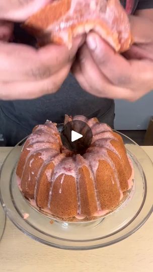 Moist Pound Cake, Gooey Bars, Cream Cheese Pound Cake, Butter Cake Recipe, Pound Cake With Strawberries, Dessert Chocolate, Pound Cakes, Strawberry Cream Cheese, Ooey Gooey