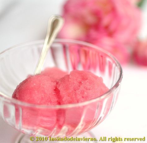 Sorbete rosas 2 Edible Flowers Recipes, Flower Recipes, Rose Recipes, Rose Flavored, Sorbet Recipes, Ice Cream Sorbet, Ice Cream Popsicles, Flower Food, Summer Refreshments