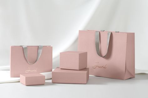 木| 吴家by设计 Bag Packaging Design, Luxury Paper Bag, Jewelry Packaging Design, Paper Bag Design, Cosmetic Packaging Design, Subtle Luxury, Boutique Interior, Luxury Packaging, Branding Packaging