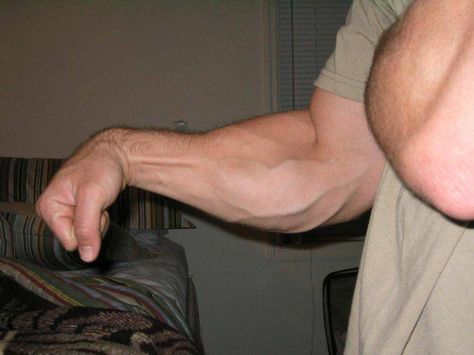 Ah yes, the famous forearms and trapezius. How many times have people told you that they don't train their forearms because they are being worked in almost every exercise? Armwrestling Training, Huge Forearms, Forearm Drawing, Strong Forearms, Neo Psychedelia, Forearm Anatomy, Arm References, Manifestations Board, Big Forearms