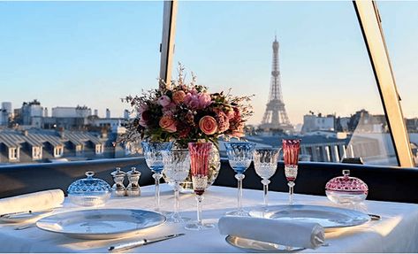 French Dinner Party, French Table Setting, Places To Eat In Paris, French Dinner Parties, Where To Eat In Paris, Formal Dinner Table, Peninsula Paris, Crystal Drinkware, Eat In Paris