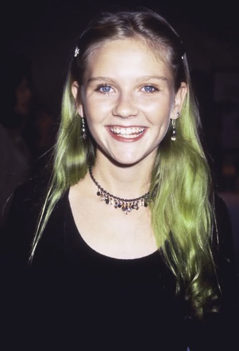 young Kirsten Dunst Stella Tennant, Kristin Chenoweth, Western Girl, Woody Allen, Kirsten Dunst, 2000s Fashion, Green Hair, Pretty Woman, Ear Piercings