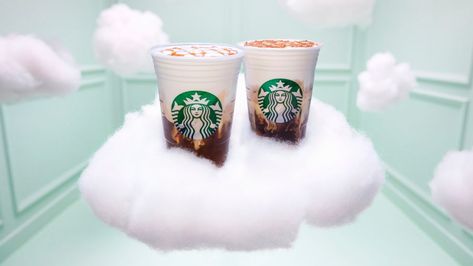 Starbucks is teaming up with Ariana Grande to introduce their new Cloud Macchiato. Frappuccino Flavors, Best Starbucks Drinks, Café Starbucks, Starbucks Caramel, Starbucks Menu, Green Tea Latte, How To Order Starbucks, Popular Drinks, Espresso Drinks