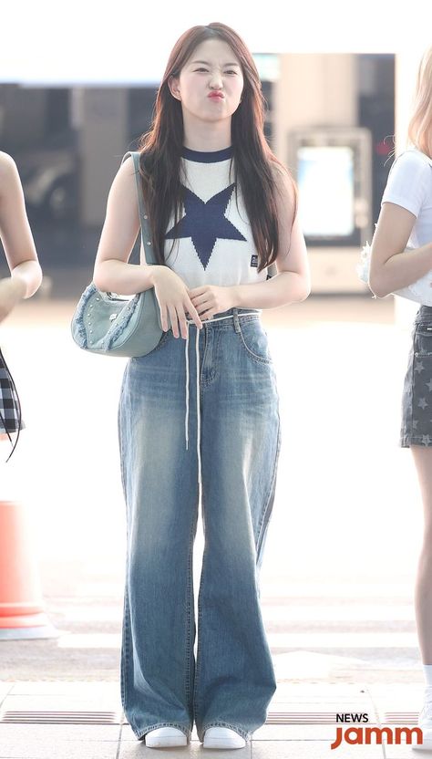 NMIXX Haewon Kd Outfits, Airport Fashion Kpop, Nmixx Haewon, New Jeans Style, Korean Casual Outfits, Cute Outfits For School, Kpop Fashion Outfits, Airport Style, Airport Outfit