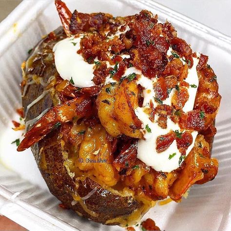 1,494 Likes, 32 Comments - China White🌻 (@china.white__) on Instagram: “1 lb shrimp, Bacon, 3-4 potatoes medium size potatoes, cheese, green onion , sour cream. (Onions…” Baked Cajun Shrimp, Cream Onions, Stuffed Baked Potatoes, Steak And Shrimp, Soul Food Dinner, Cajun Shrimp, Food Babe, Food Therapy, Healthy Food Motivation