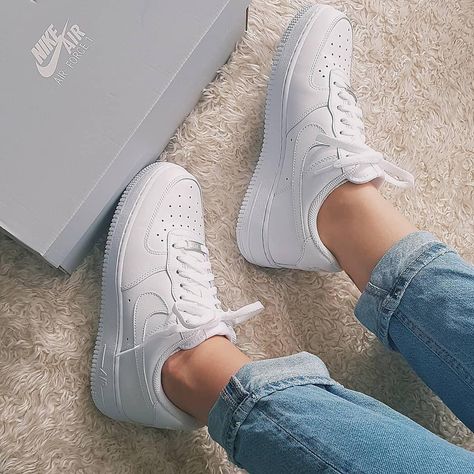 Air Force 1 All White, Af1 Outfit, Short Box Braids Hairstyles, Nike Shoes Air Force, Nike Airforce 1, Tenis Nike, Cute Nike Shoes, Nike Air Force 1 07, Cute Nikes