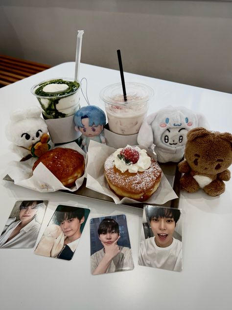 Photocard cafe Photocard With Food, Kpop Cafe Aesthetic, Kpop Cafe, Fans Cafe, Kpop Merch, Coffee Date, Instagram Inspo, Cafe Food, Kpop Aesthetic