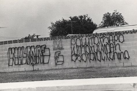 70s Los Angeles, Chicano Graffiti, Gang Graffiti, Wilmington California, California English, Gang Life, American Slang, Chicano Lettering, Gang Members