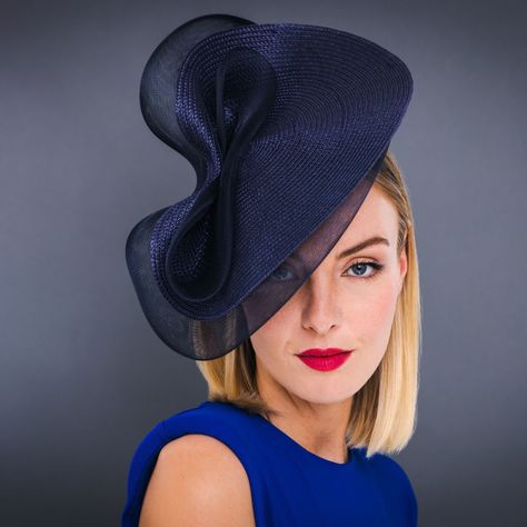 Simple and chic, Hatinator in navy blue, perfect for the mother of the bride or for derby races Navy Blue Fascinator Hat, Metallic Headband, Navy Blue Fascinator, Navy Fascinator, Mother Of The Bride Hats, Silver Hats, Blue Fascinator, Handmade Hats, Beige Hat