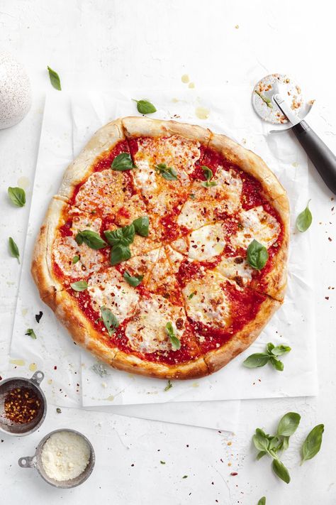 It's pizza time! Whip up this homemade sour dough pizza for a gourmet meal at home. If you love sourdough, you'll love this hearty and chewy pizza crust. Pizza Photo, Dough Starter, Dough Pizza, Broma Bakery, Homemade Sourdough, Sourdough Pizza, Pizza Crust Recipe, Sour Dough, Pizza Pie