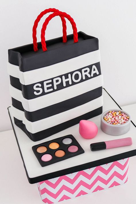 HOW TO MAKE A SEPHORA BAG CAKE Make Up Torte, Makeup Birthday Cakes, Birthday Cake Roses, Sephora Bag, Girly Cakes, Sweet 16 Cakes, 16 Cake, Make Up Cake, 18th Birthday Cake