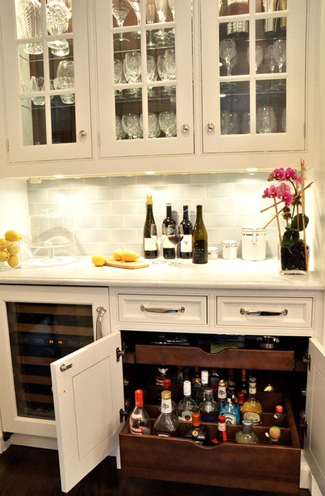 Kitchen Bar Design, Bar Sala, Bar In Casa, Basement Bar Designs, Cabinet Wood, Built In Bar, Kitchen Pantry Cabinets, Mini Bars, Home Bar Designs