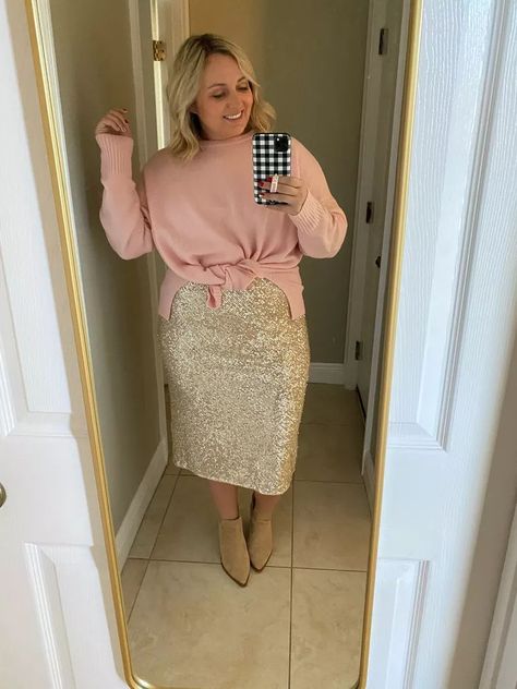 Sequence Skirt Outfit, Pink Sequin Skirt, Valentine Outfits For Women, Nye Look, Sequin Skirt Outfit, Cozy Glam, Glitters Skirt, Nye Fashion, Casual Glam