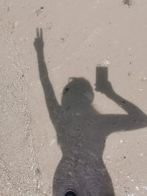 Playa, arena, sol Beach Instagram Pictures, Beautiful Beach Pictures, Shadow Photography, Artsy Pictures, Shadow Photos, Foto Poses, Girls Cartoon Art, Cute Selfie Ideas, Beach Sand