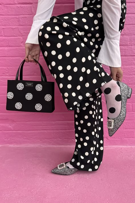 polka dots Polkadot Outfit, Black And White Clothing, Polka Dot Outfit, Dot Outfit, Quirky Shoes, Polka Dot Style, Dots Outfit, White Glasses, Polka Dot Bags