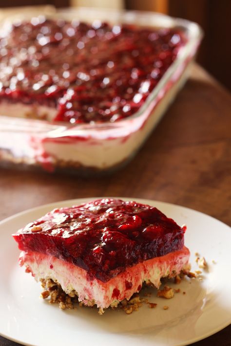 Raspberry Pretzel Dessert - Good Cheap Eats Pretzel Dessert, Berry Desserts, Pretzel Desserts, Fruity Recipes, Strawberry Pretzel Salad, Recipes Salads, Pretzel Crust, Pretzel Salad, Berry Dessert