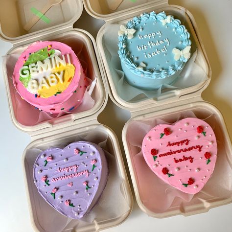 Lunch box cake / bento cake Bento Cake Business, Bento Box Birthday Cake, Bento Box Cake Design, Lunch Box Birthday Cake, Bento Cake Packaging, Bento Box Cake, Simple Birthday Cake Designs, Lunchbox Cake, Cake Bento