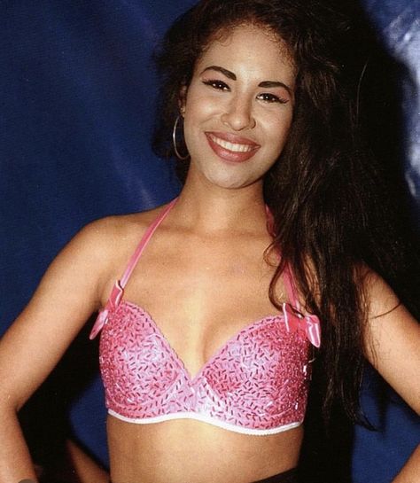 Selena Quintanilla Pink, Selena Bustier, Selena And Chris Perez, Selena Quintanilla Outfits, Selena Quintanilla Fashion, Musica Latina, Selena Pictures, Selena Q, Tejano Music