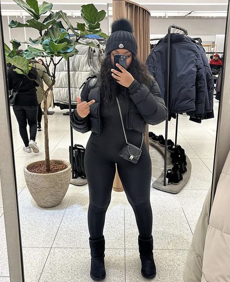 Black Uggs Boots Outfit, Outfits With Black Uggs, Black Boots Outfit Winter, Black Uggs Outfit, Uggs Outfit Winter, Autumn Closet, Winter Drip, Fall Outfits Black, Fall Outfits Black Women