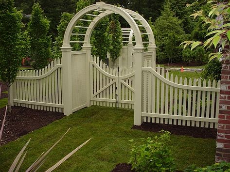 Chippendale Garden Gate, Front Fences, Garden Gates And Fencing, Fence Gate Design, Country Fences, Picket Fences, Front Fence, Front Yard Fence, Garden Arches