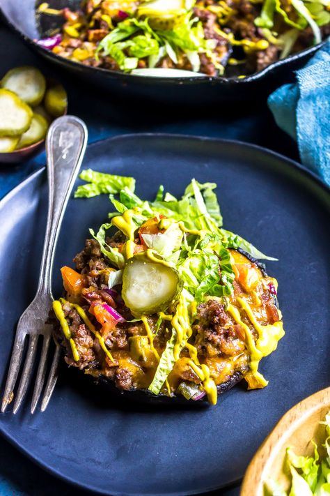 These Keto Cheeseburger Stuffed Portobello Mushroom Caps are a great and easy low carb dinner that’s ready in less than 30 minutes. Even the kids will love these! #keto #lowcarb #ketodiet #lowcarbdiet #ketorecipe #lowcarbrecipe #glutenfree #easyrecipe #lchf Stuffed Portobello Mushroom Caps, Xyngular Recipes, Cast Iron Keto, Stuffed Portobello Mushroom, Portobello Mushroom Caps, Stuffed Portabella, Portabella Mushrooms Recipes, Keto Cheeseburger, Mushrooms Recipes