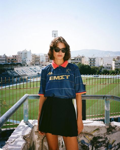 Tomboy Outfit Ideas, Tomboy Stil, Pakaian Hipster, Boyish Outfits, Football Jersey Outfit, Football Fashion, Look Retro, Trendy Outfits For Teens, Jersey Outfit