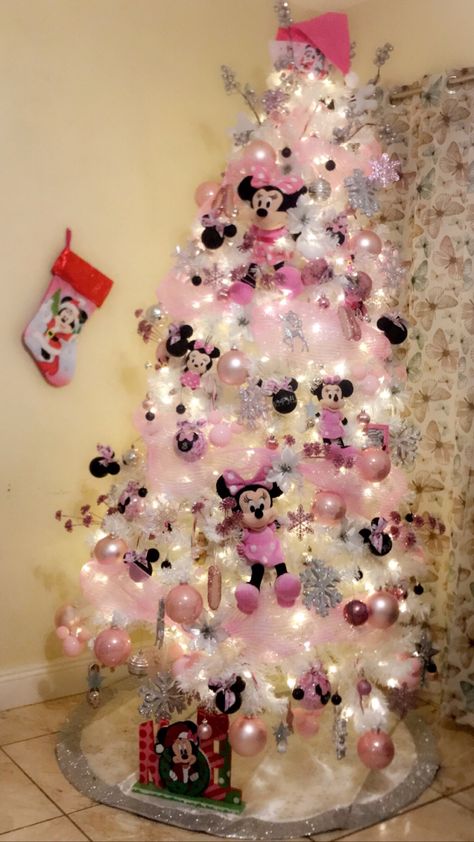 Minnie tree Minnie Mouse Tree Christmas, Mini Mouse Christmas Tree Ideas, Minnie Mouse Christmas Tree Ideas, Minnie Christmas Tree, Minnie Mouse Christmas Tree, Disney Christmas Tree Decorations, Mickey Mouse Christmas Tree, Minnie Mouse Gifts, Disney Christmas Decorations