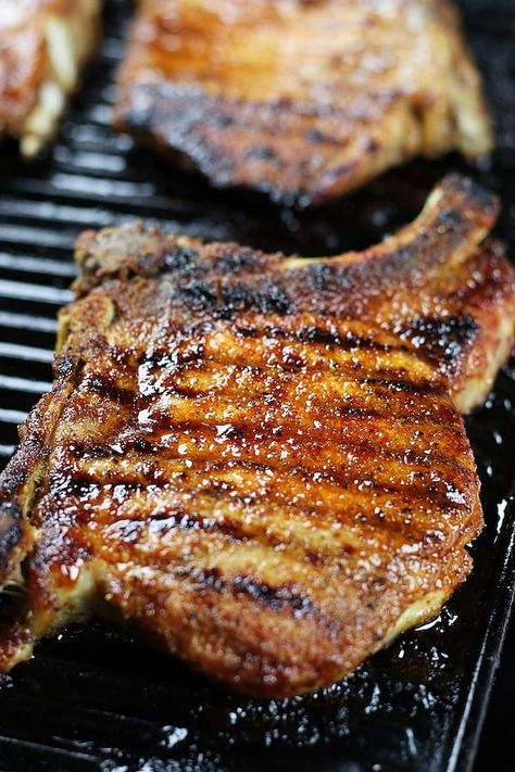 Easy Broiled Pork Chops recipe creates the most tender, juicy and delicious chops. An incredibly simple recipe that the whole family loves. #BroiledPorkChops #PorkChops #OvenPorkChops #EasyPorkChops #BoneInPorkChops #SimplePorkChops https://www.thefedupfoodie.com Broiled Pork Chops, Oven Pork Chops, Homemade Italian Sausage, Center Cut Pork Chops, Smoked Pork Chops, Pork Crockpot Recipes, Pork Seasoning, Easy Pork Chops, Pork Chop Recipes Baked