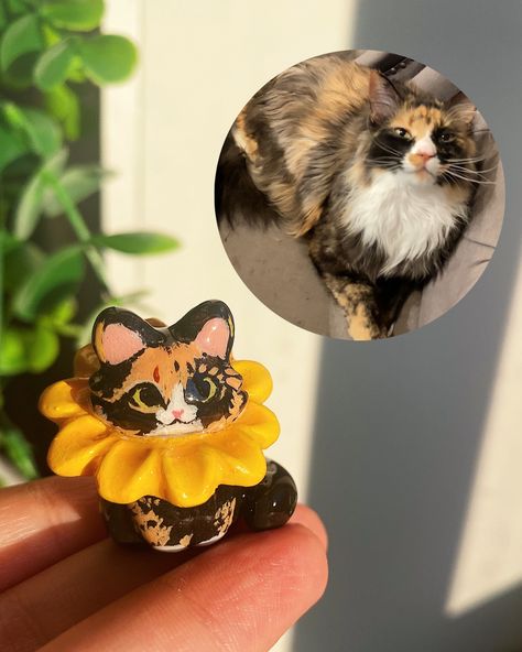 Swipe to see more flower cats 👉🌸🐱 Happy International Cat Day to cats, cat owners, cat admirers, cat worshippers, cat slaves and everyone who has seen a cat basically 😌🐱🎉 (because you can’t see a cat and not fall for it. That is the law👩🏻‍⚖️) Comment if you pledge to give love to the cats you encounter today and everyday ✨🙏🏻💕 . . . #polymerclayartist #polymerclayart #polymerclay #kawaiiaesthetic #claysculpture #claycreations #fimocreations #clayartist #catloversclub #claycat #animalfigurin... Air Dry Clay Cats, Clay Ideas Cat, Clay Cat Easy, Air Dry Clay Cat, Cute Clay Art, Cute Cat Stuff, Happy International Cat Day, Cat Clay, Cats Happy