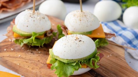 Deviled Egg Burgers Are The Ultimate Way To Use Up Leftovers — Daily Meal Flavor Combos, Egg Burger, Mini Sliders, Best Deviled Eggs, Mini Burgers, Homemade Burgers, Deviled Egg, Beef Patty, Burger Buns